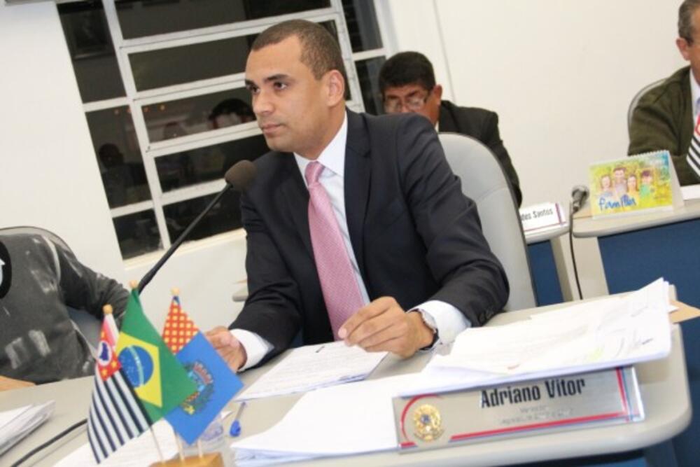 ADRIANO VITOR APRESENTA DIVERSOS PROJETOS DE LEI
