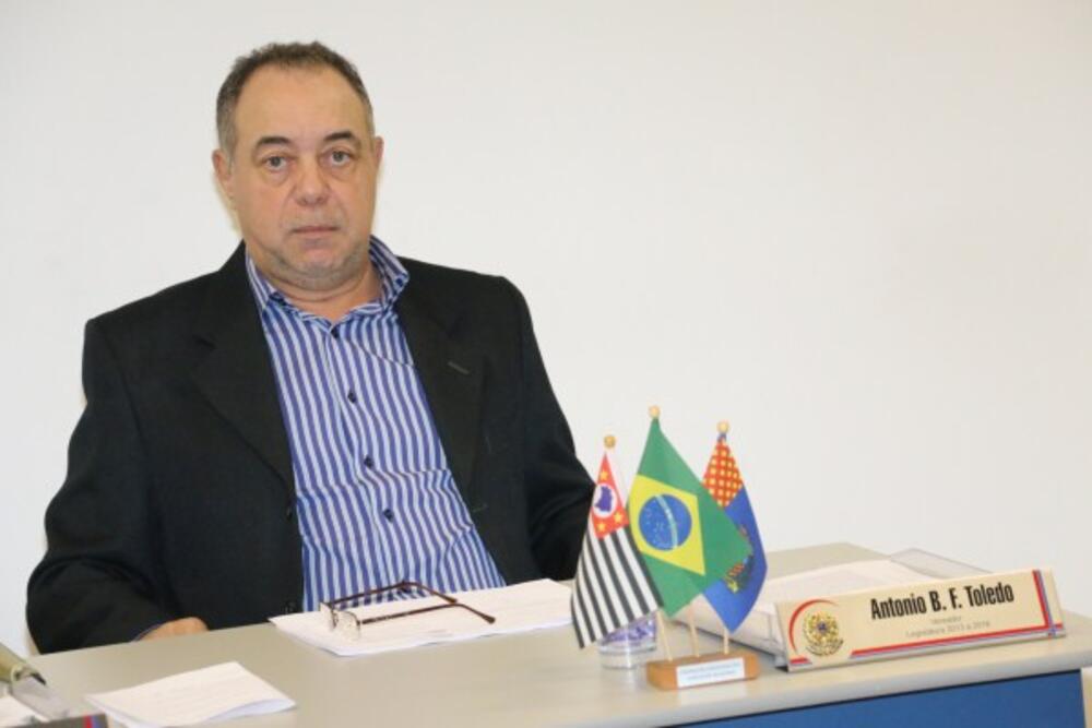 TONINHO DA SORVETERIA PEDE MANUTENÇÃO NAS PLACAS DE CONCRETO DA PONTE DA AV. CAMÉLIA B. NARCÍSIO