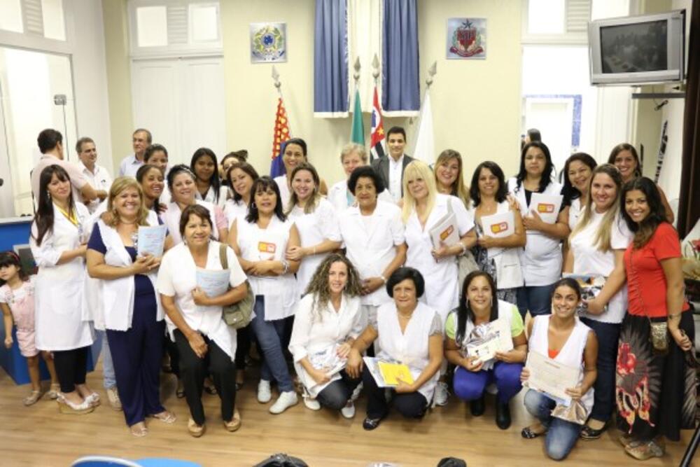 1ª TURMA DO CURSO DE CUIDADOR DE IDOSOS RECEBE CERTIFICAÇÃO