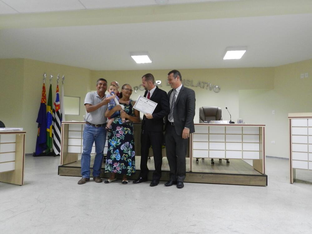 VEREADOR RECEBE MOÇÃO DE APLAUSOS POR SALVAMENTO DE CRIANÇA EM SÃO PEDRO