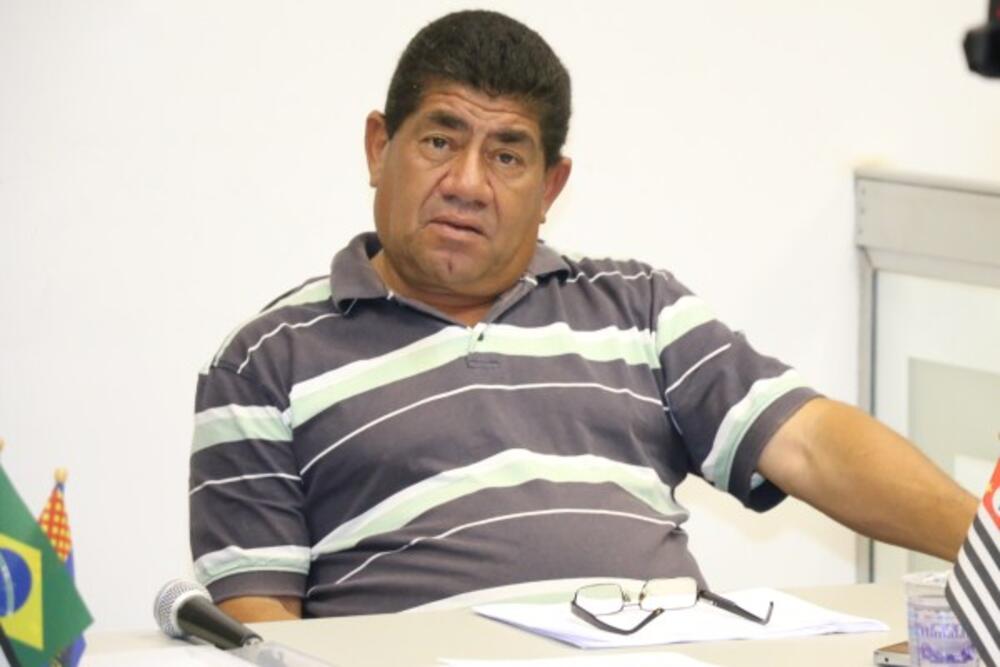 TONINHO DINGÃO PEDE A INSTALAÇÃO DE BANCOS EM FRENTE AO CEMITÉRIO MUNICIPAL