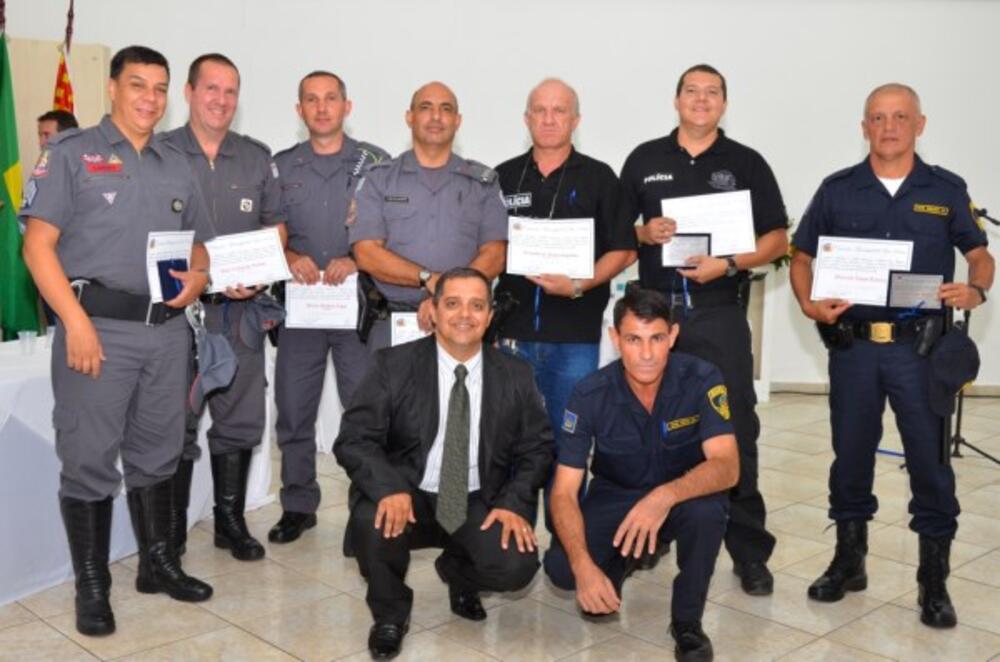 POLICIAIS MILITARES, CIVIS, BOMBEIROS E GCM RECEBEM HOMENAGEM COMO DESTAQUE DO ANO DE 2014