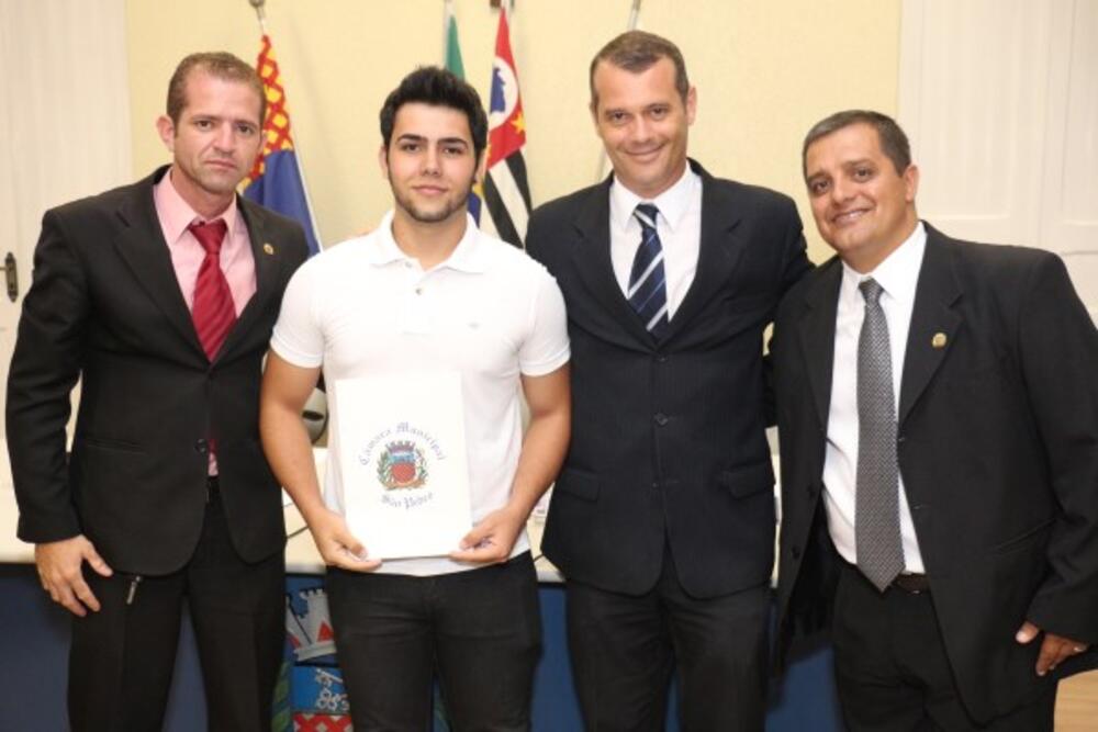 DEPUTADO JOVEM RECEBEU MOÇÃO DE APLAUSOS E CONGRATULAÇÕES NA CÂMARA MUNICIPAL