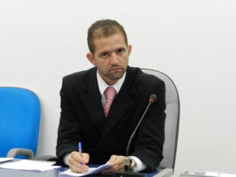 BRANCO SOLICITA LOMBADA EM FRENTE A IGREJA ASSEMBLÉIA DE DEUS