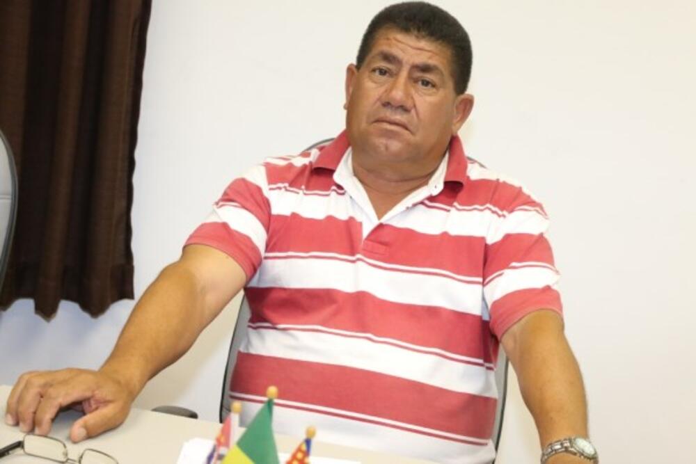 TONINHO DINGÃO COBRA LIMPEZA DAS PEDRAS DO PISO DA PRAÇA DA MATRIZ