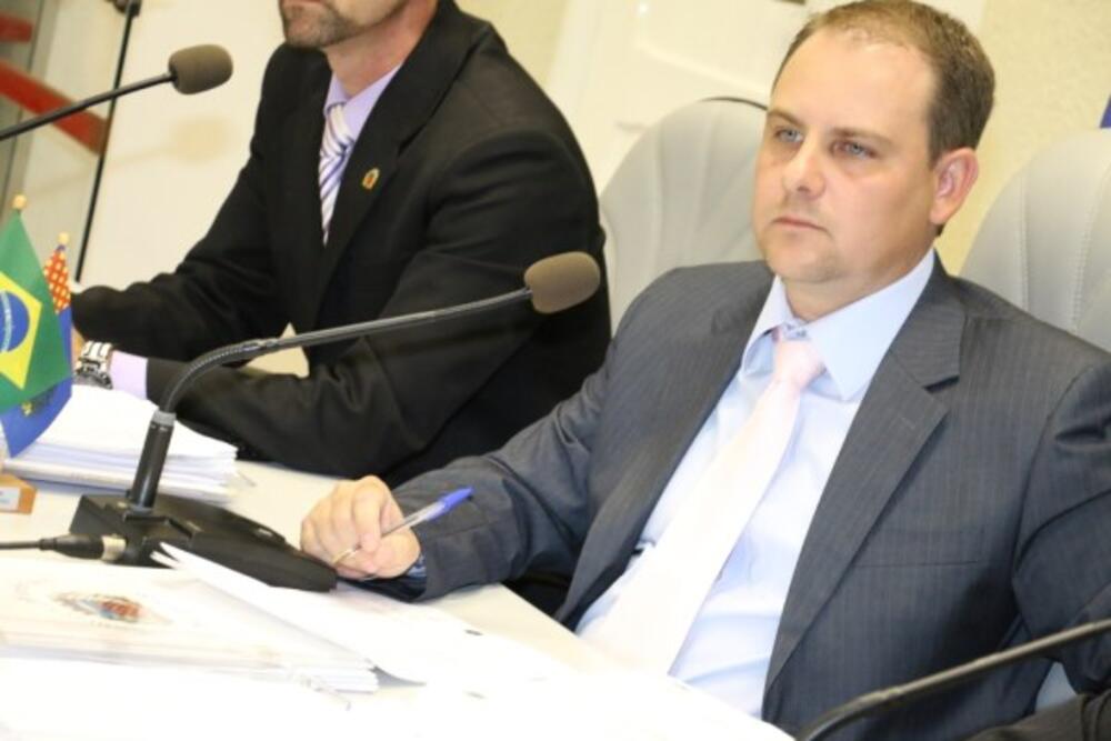 ALEX SILOTO REQUER ANÁLISE DA QUALIDADE DA ÁGUA MINERAL FORNECIDA À POPULAÇÃO