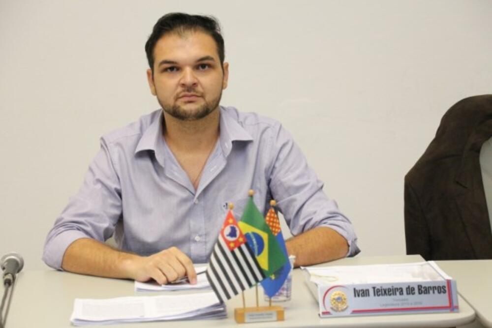 IVAN TEIXEIRA PEDE A INSTALAÇÃO DE LIXEIRAS NA PRAÇA SÃO BENEDITO