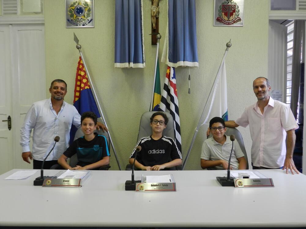 VEREADORES DU SOROCABA E ROBINHO RECEBEM ALUNOS DO COLÉGIO OBJETIVO NA CÂMARA MUNICIPAL