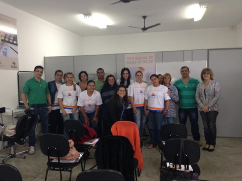 DÚ SOROCABA, ÍNDIO E ELIAS CANDEIAS VISITAM ALUNOS DA ESCOLA DE BELEZA NO FUNDO SOCIAL