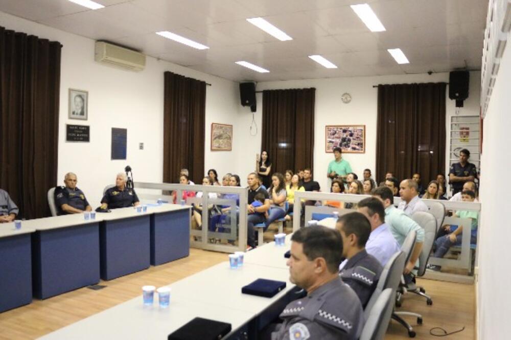 POLICIAIS CIVIS, MILITARES, BOMBEIROS, RODOVIÁRIOS E GUARDAS CIVIS MUNICIPAIS SÃO HOMENAGEADOS
