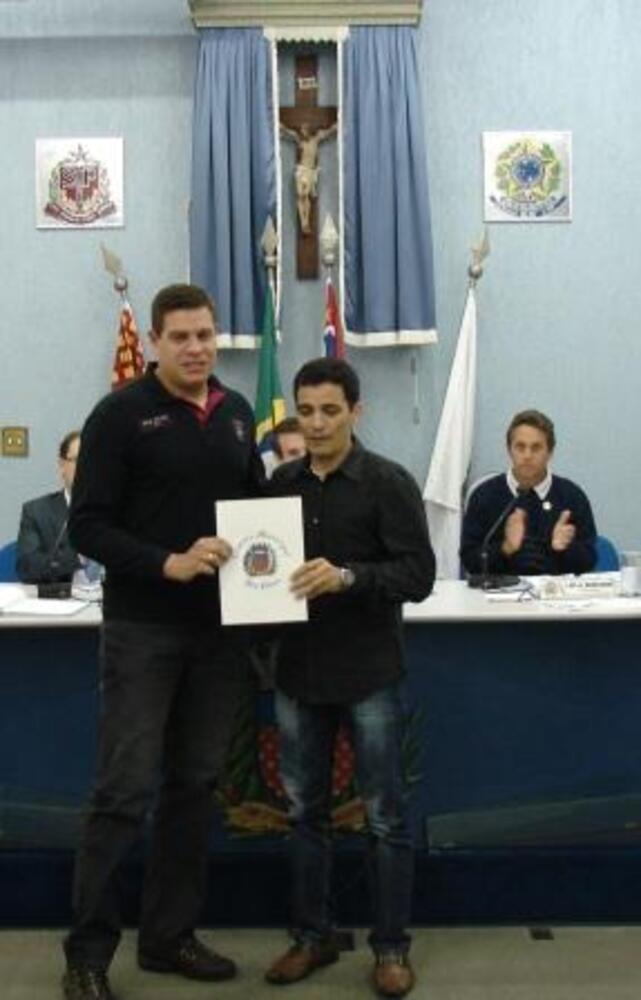 PROFESSOR CLAUDINEI RECEBE MOÇÃO DE APLAUSOS E CONGRATULAÇÕES