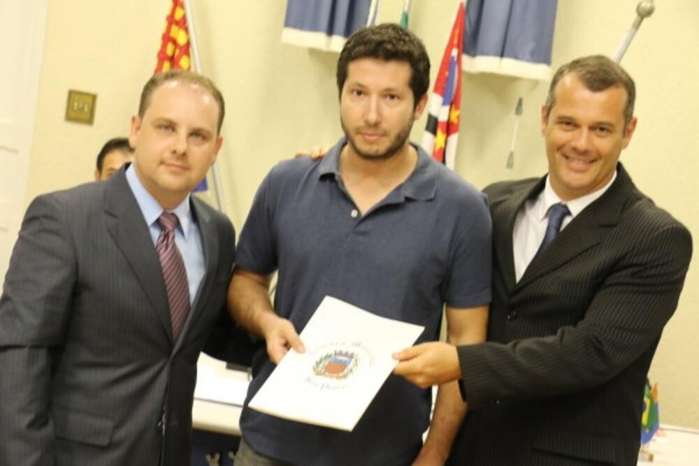 VEREADORES PRESTAM HOMENAGEM COM ENTREGA DE MOÇÕES DE APLAUSOS E CONGRATULAÇÕES