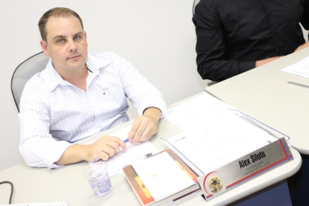 ALEX SILOTO QUER MAIOR FISCALIZAÇÃO EM RELAÇÃO AS CALÇADAS DO MUNICÍPIO