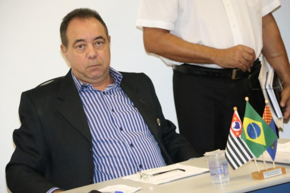 TONINHO DA SORVETERIA SOLICITA RECAPEAMENTO ASFÁLTICO NAS RUAS DO BAIRRO COLINAS DE SÃO PEDRO