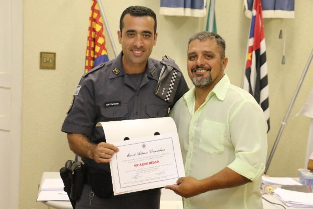 CÂMARA MUNICIPAL REALIZA ENTREGA HOMENAGEM A POLICIAIS MILITARES