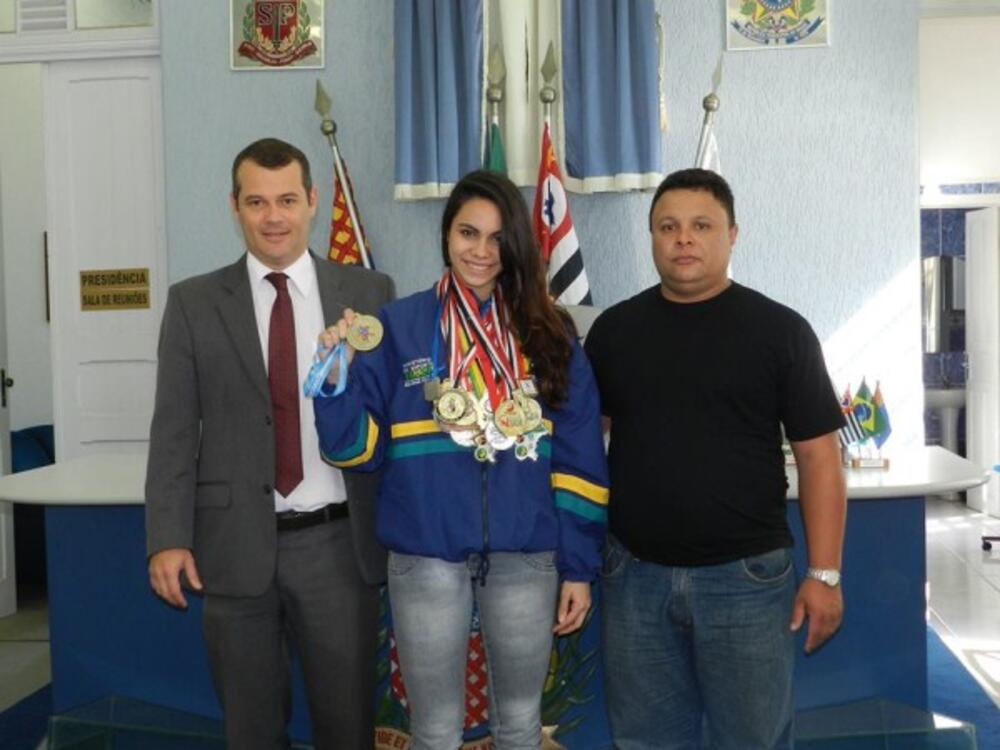 VEREADORES RECEBEM VISITA DA CAMPEÃ SUL AMERICANA DE KUNG FU WUSHU