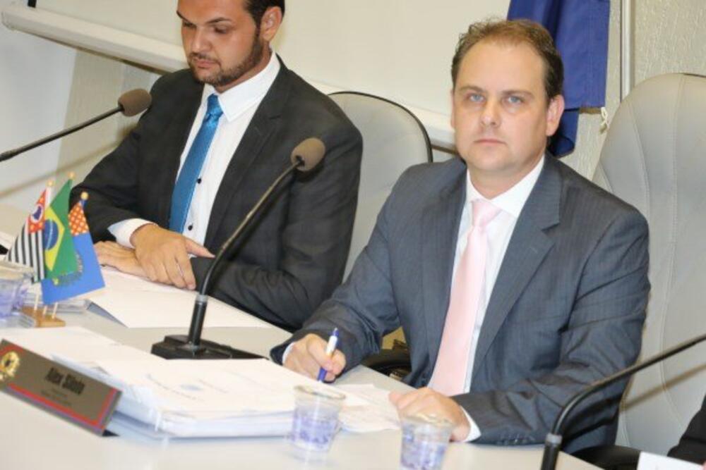 ALEX SILOTO PROPÕE A CRIAÇÃO DE POSTOS DE COLETA PARA DESCARTE DE LÂMPADAS, PILHAS E BATERIAS