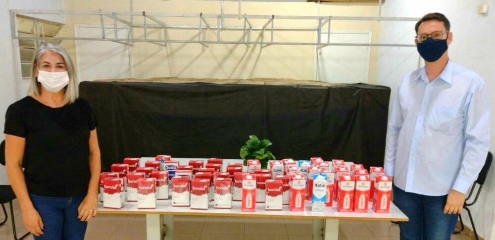 APÓS CAMPANHA, CÂMARA ENTREGA CAIXAS DE LEITE A FUNDO SOCIAL DE SÃO PEDRO