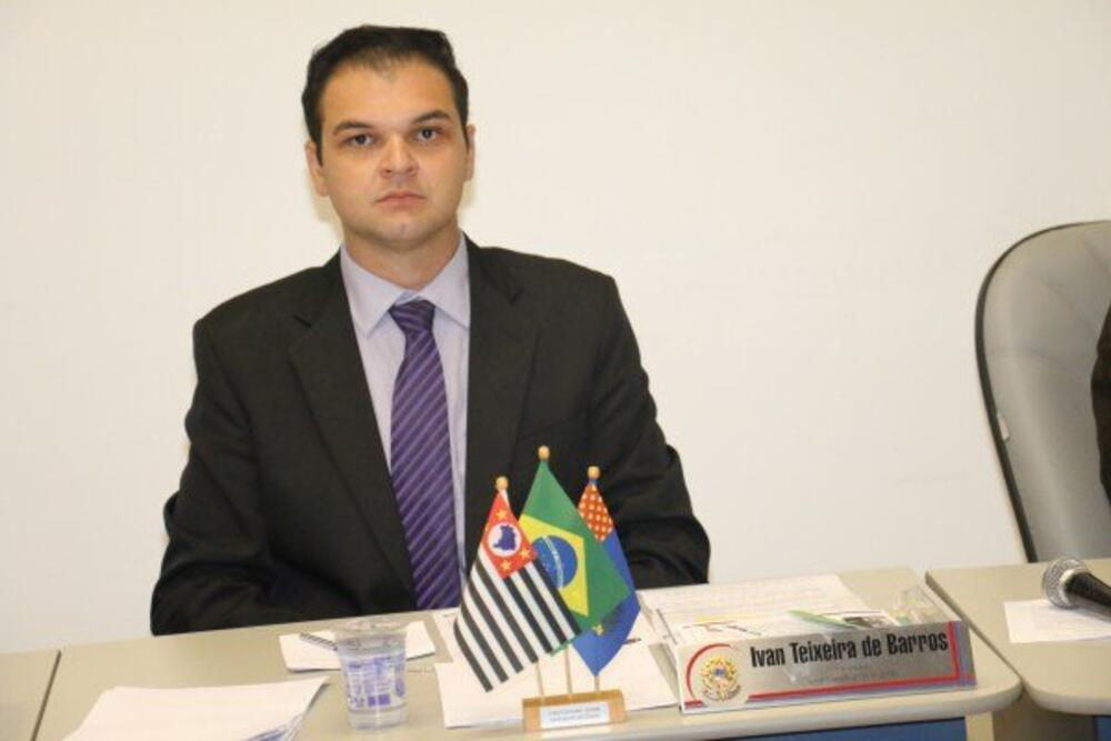 IVAN TEIXEIRA SOLICITA ALTERAÇÃO DE SENTIDO DO TRÂNSITO NA RUA NICOLAU MAURO
