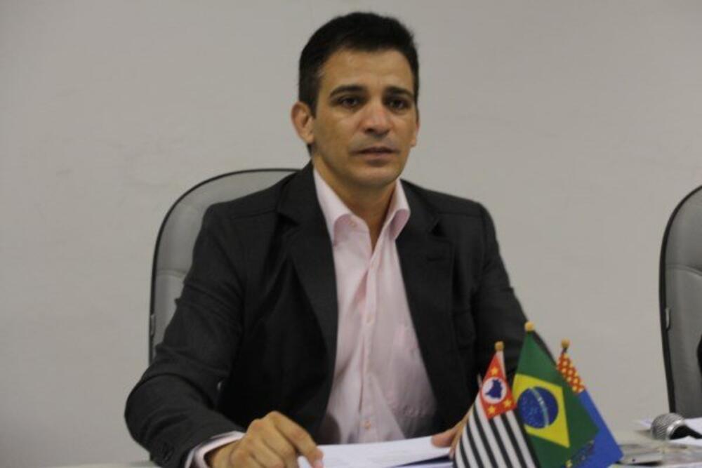 ELIAS CANDEIAS SOLICITA VAGAS DE ESTACIONAMENTO PARA IDOSOS E DEFICIENTES