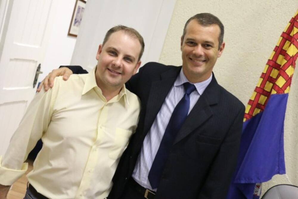 ALEX SILOTO E CÁSSIO CAPELLARI DEDICAM MOÇÃO DE APLAUSOS E CONGRATULAÇÕES A ENGENHEIRO CIVIL