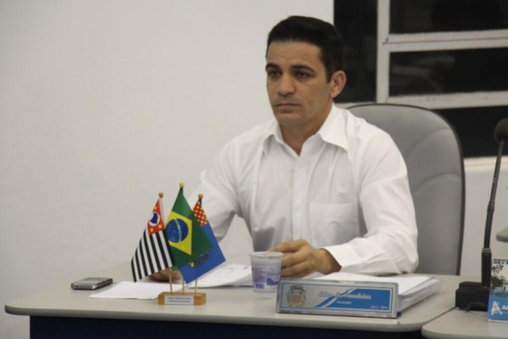 ELIAS CANDEIAS REQUER INFORMAÇÕES SOBRE A COBRANÇA DE TAXA DE EMBARQUE DOS PASSAGEIROS DO MUNICÍPIO